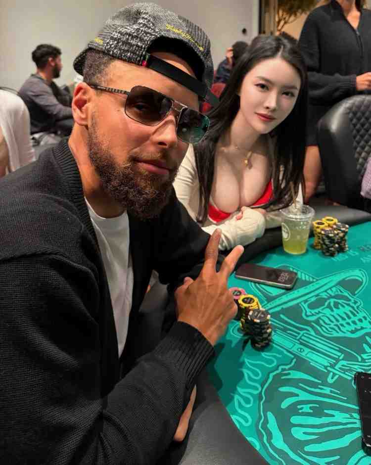 又一次同框了！美女牌手All In姐晒与库里牌桌前同框合照