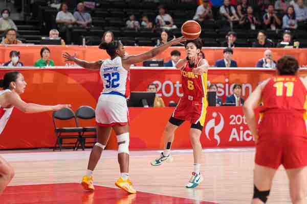 中国女篮外线头号核心！杨舒予11中9轰21+4+3疑似受伤离场