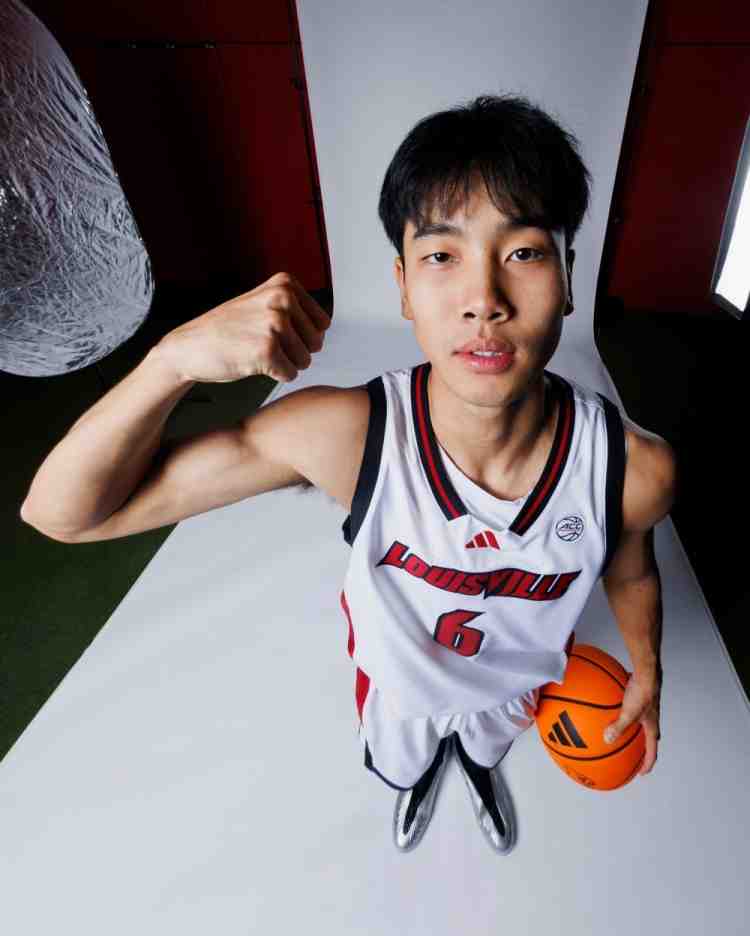 直男角度？路易斯维尔大学社媒晒张博源及队友搞怪定妆照
